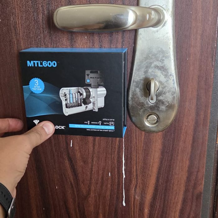 צילינדר מולטילוק MTL600 מול דלת לקוח