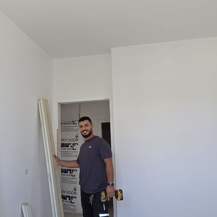 התקנת משקוף ודלת פנים חדשה