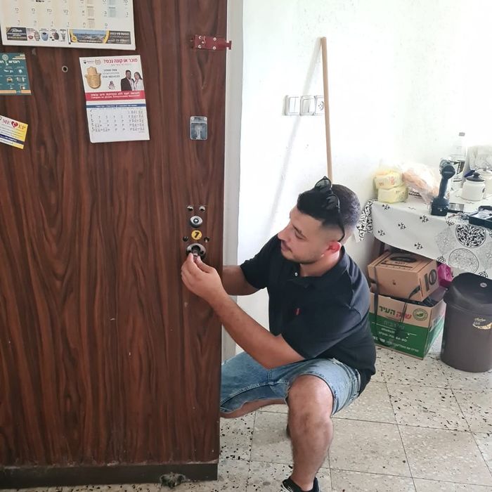 פתיחת מנעול בדלת כניסה ללא נזק