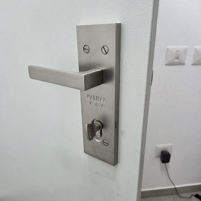פירזול פלרז מותקן על דלת פנים